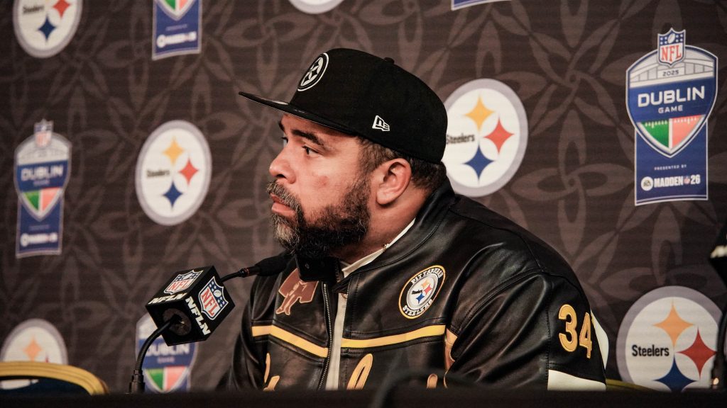 Quarterback Aaron Rodgers sitzt gut gelaunt bei der Pressekonferenz nach seinem ersten internationalen Sieg – beim historischen NFL-Dublin-Game gegen die Vikings.