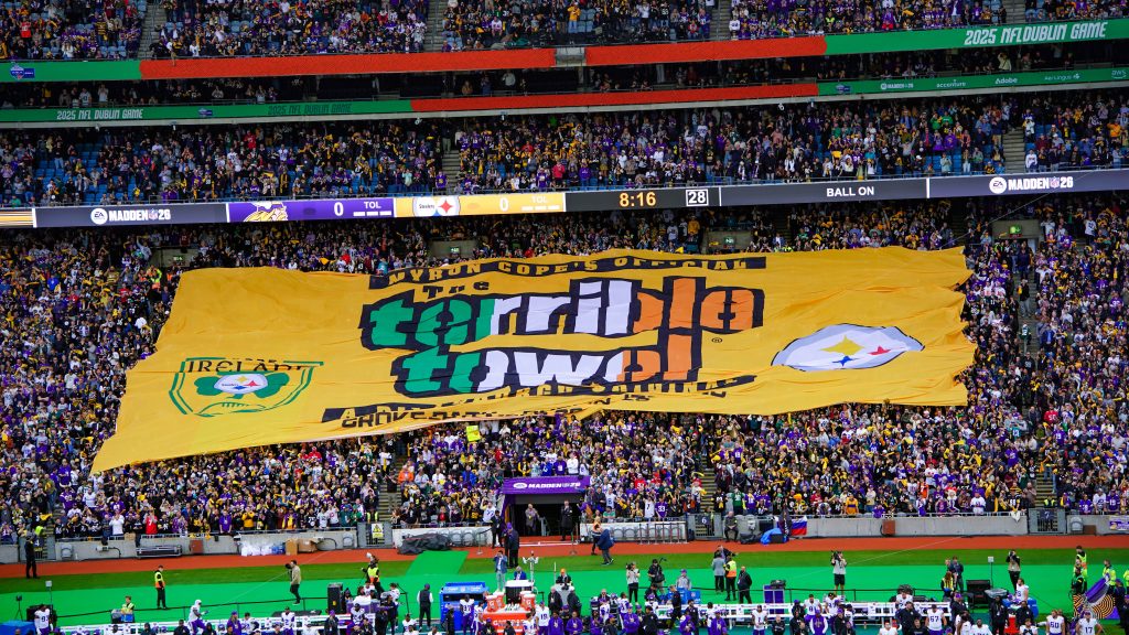 NFL Dublin 2025 – Die Pittsburgh Steelers färben Croke Park schwarz-gelb: Terrible Towel Banner sorgt vor dem Kickoff für Gänsehaut.