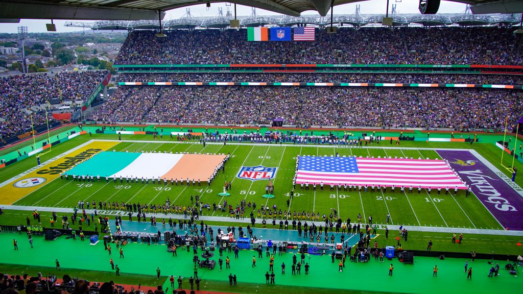 NFL Dublin Game 2025 – Croke Park Stadium während der Nationalhymnen mit den Flaggen Irlands und der USA.