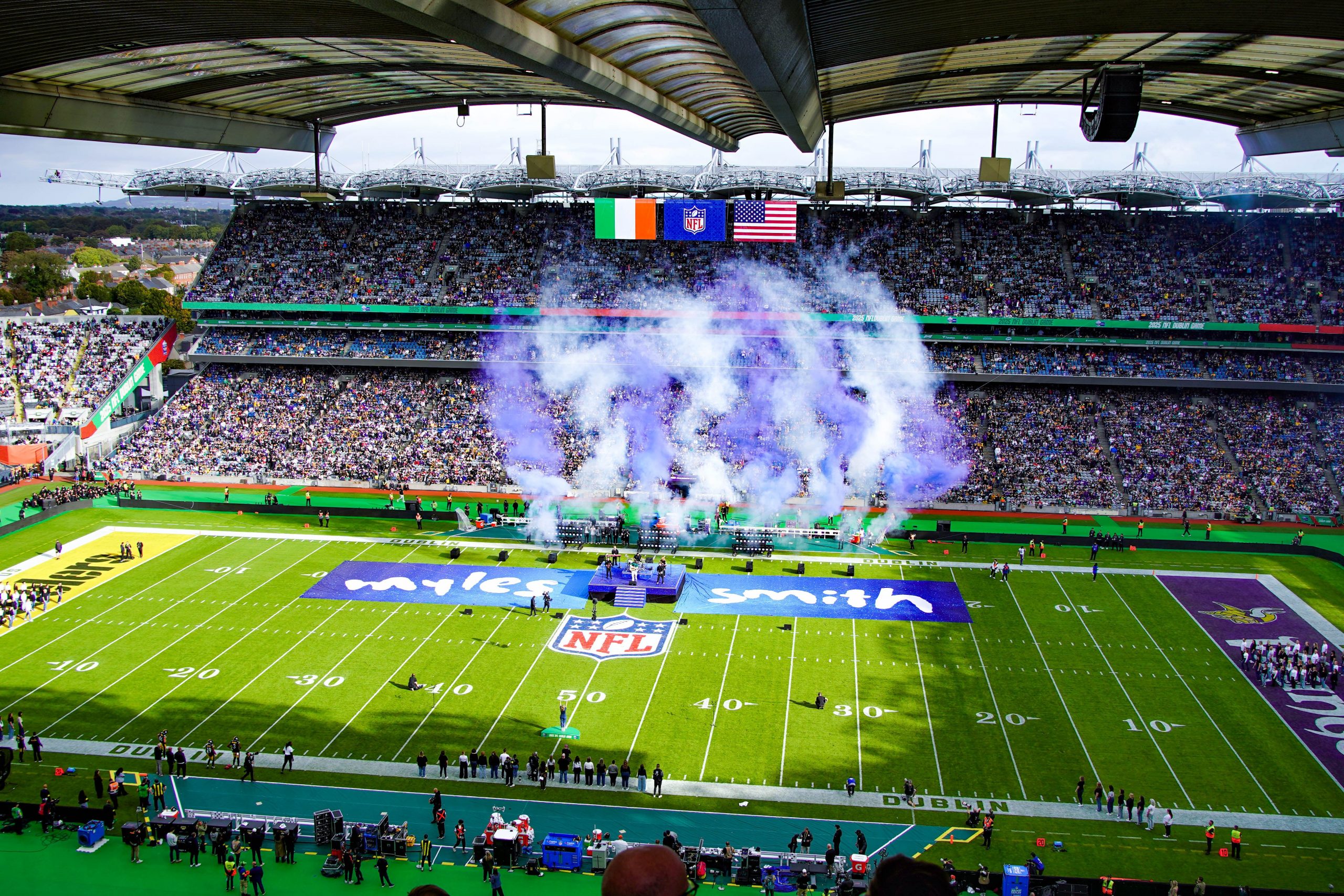 Sänger Myles Smith begeistert die Fans während der Halbzeit-Show beim historischen NFL Dublin Game im Croke Park Stadium mit seinem Auftritt „Stargazing“ und farbenfrohen Effekten.