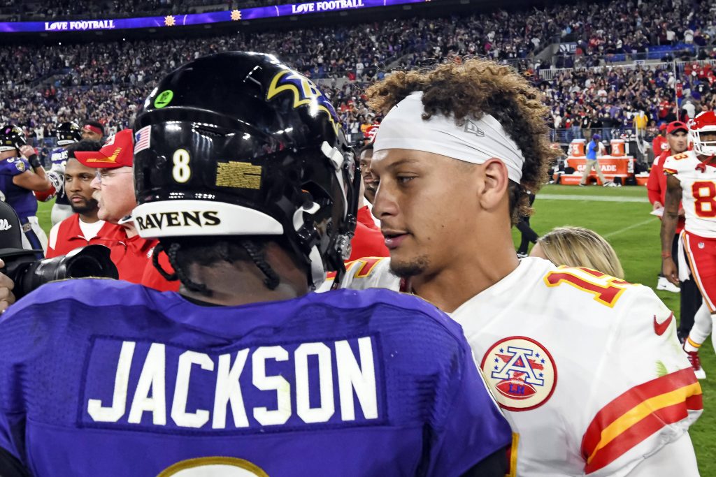 Lamar Jackson (Baltimore Ravens) und Patrick Mahomes (Kansas City Chiefs) treffen in NFL Week 4 aufeinander – ein Spitzenspiel zwischen zwei der besten Quarterbacks in der NFL.