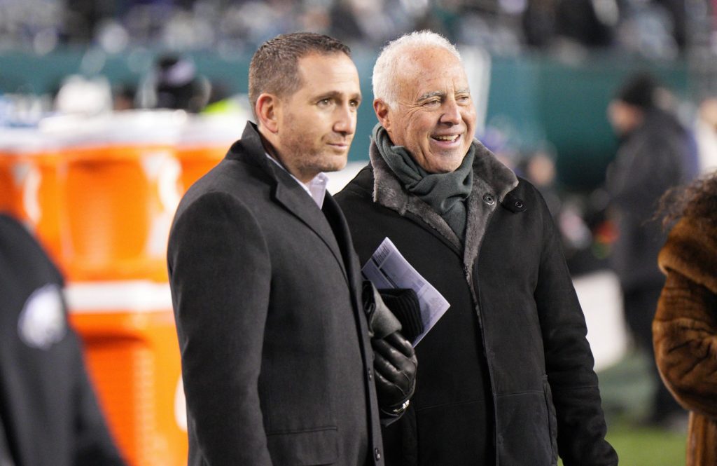 Philadelphia Eagles Owner Jeffrey Lurie und General Manager Howie Roseman – das Duo hinter der aggressiven „Cash over Cap“-Strategie, die die Franchise trotz hoher Dead-Money-Kosten zu einem der erfolgreichsten Teams der NFL macht.
