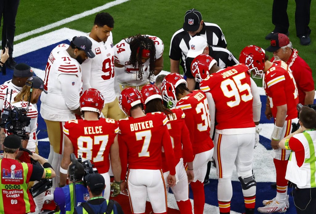 Münzwurf in der Overtime des Super Bowl LVIII: Chiefs vs. 49ers auf der 50-Yard-Linie.