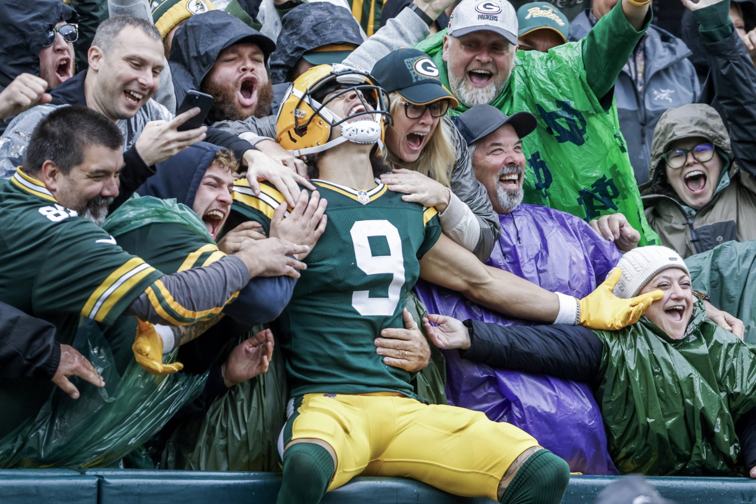 Green Bay Packers im Freudentaumel – Hot Takes: 2025 könnte es in Lambeau Field regelmäßig so aussehen. Christian Watson #9 feiert mit den Fans