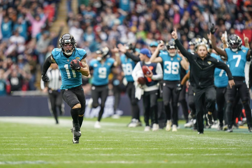Wide Receiver Parker Washington #11 der Jacksonville Jaguars erzielt einen Punt-Return-Touchdown beim International Series-Spiel gegen die New England Patriots im Wembley-Stadion.