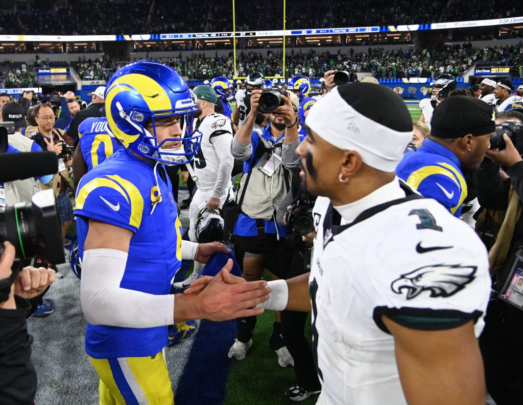 Respekt unter Rivalen - Quarterback Matthew Stafford #9 (Los Angeles Rams) und Jalen Hurts #1 (Philadelphia Eagles).