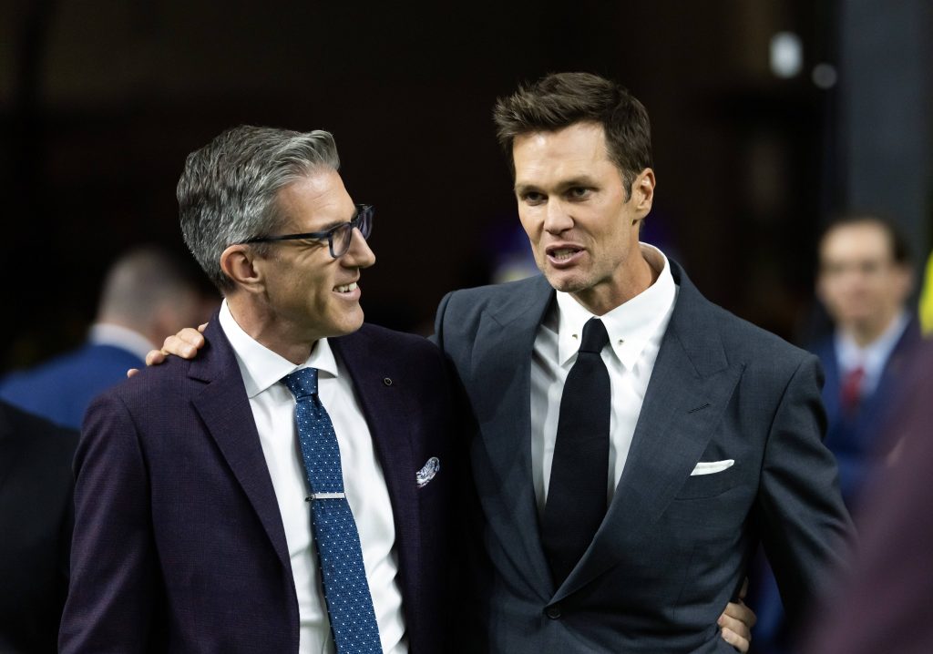 Seit 2024 ein Team: Tom Brady mit seinem Fox Sports-Moderationskollegen Kevin Burkhardt.