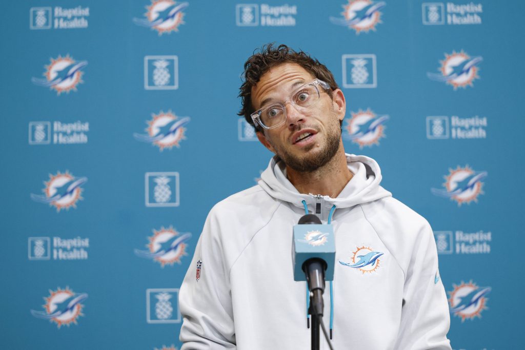 Der Stuhl von Dolphins NFL Head Coach Mike McDaniel steht schon in Flammen – kann er das Feuer noch löschen?