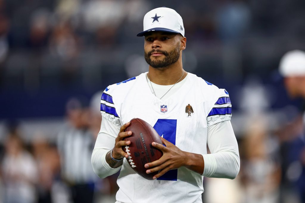 Dak Prescott #4 (Dallas Cowboys) – Aktuell der bestverdienende Quarterback der NFL und Sinnbild der explodierenden QB-Verträge.