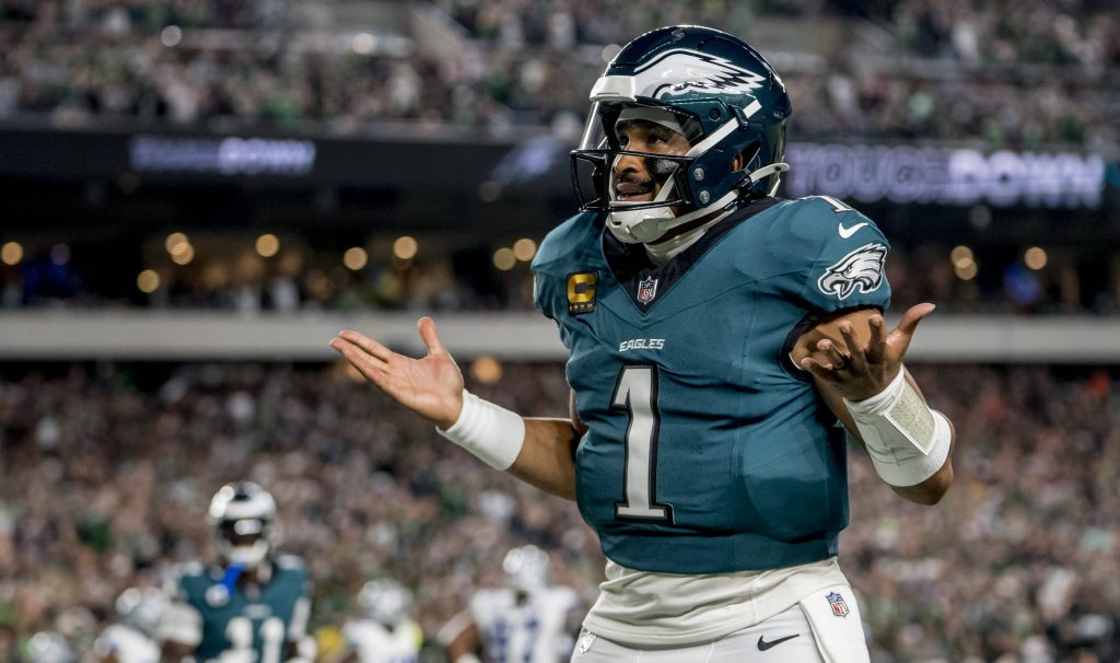Eagles-Quarterback Jalen Hurts (#1) jubelt nach einem seiner beiden Rushing-Touchdowns gegen die Cowboys.