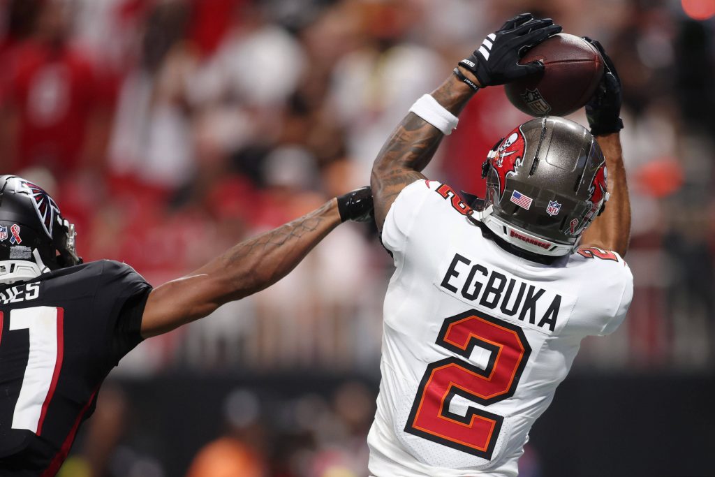 Wide Receiver Emeka Egbuka #2 (Tampa Bay Buccaneers) fängt einen Pass gegen Cornerback Mike Hughes #21 (Atlanta Falcons) – kann er in NFL Week 2 erneut überzeugen?