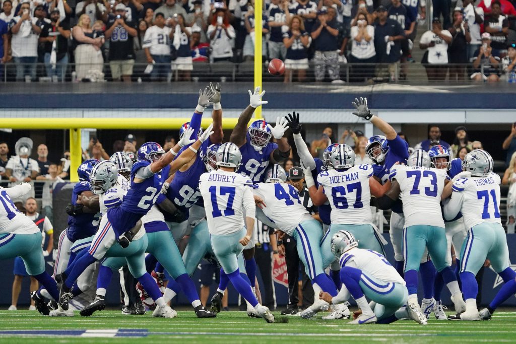 Dallas Cowboys Kicker Brandon Aubrey #17 verwandelt den spielentscheidenden Field Goal in der Overtime gegen die New York Giants im AT&T Stadium in NFL Week 2.