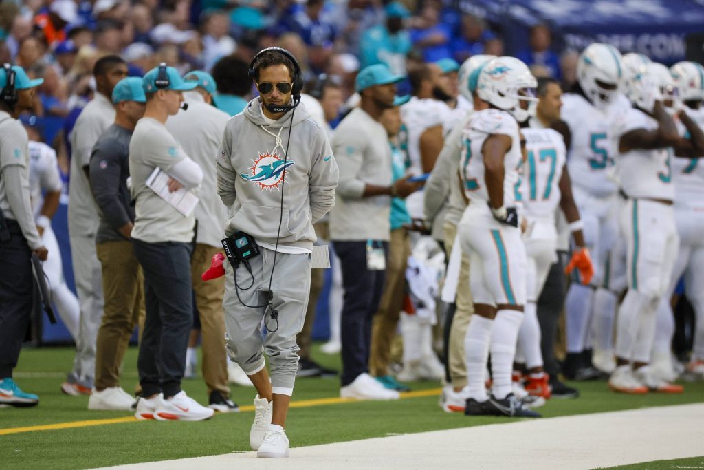 Miami Dolphins Head Coach Mike McDaniel steht schon vor dem zweiten Saisonspiel gehörig unter Druck.