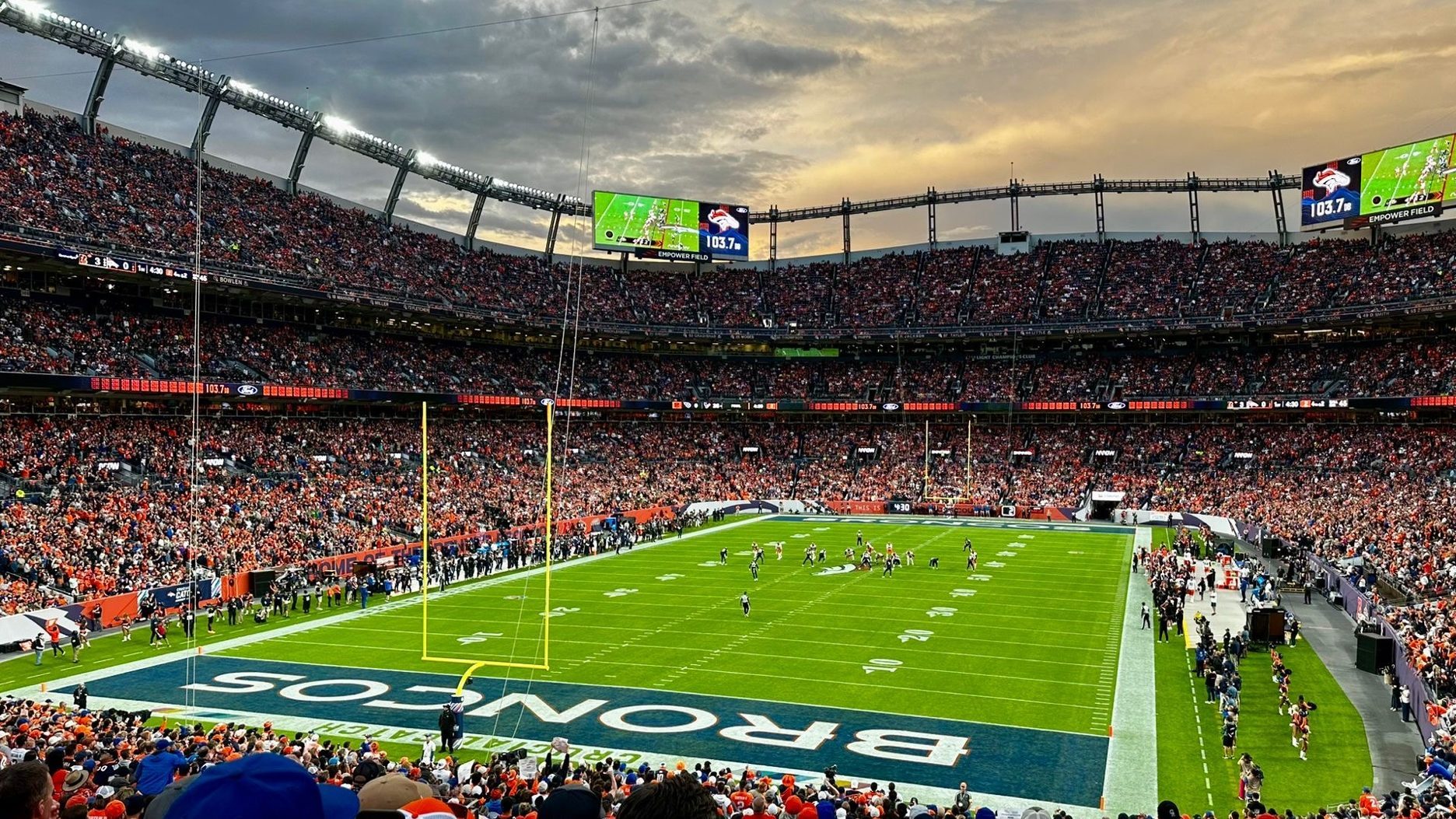 Empower Field at Mile High, Heimat der Denver Broncos – schafft Brandon Aubrey hier den weitesten Field Goal in der NFL-Geschichte?