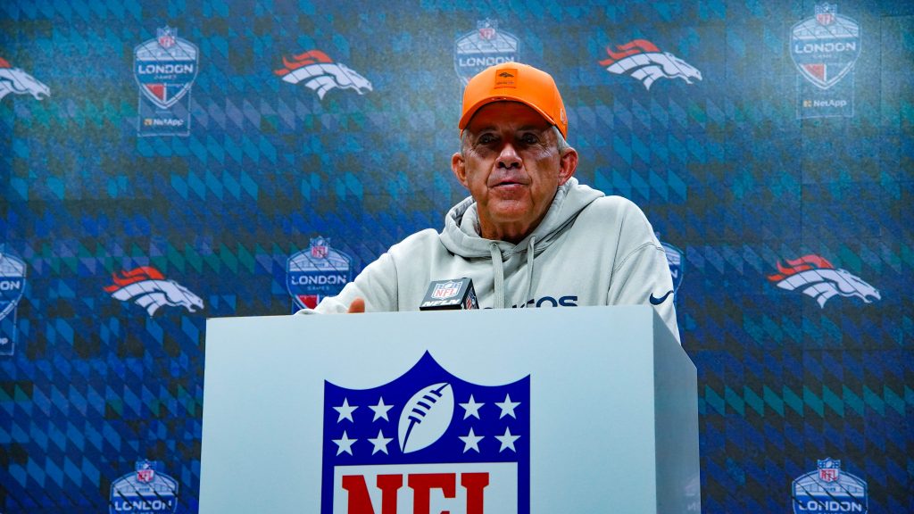 Head Coach Sean Payton bei der offiziellen Pressekonferenz nach dem NFL London Game im Tottenham Hotspur Stadium.