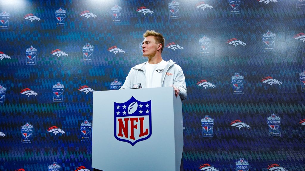 Bo Nix bei der offiziellen Pressekonferenz nach dem NFL London Game im Tottenham Hotspur Stadium.