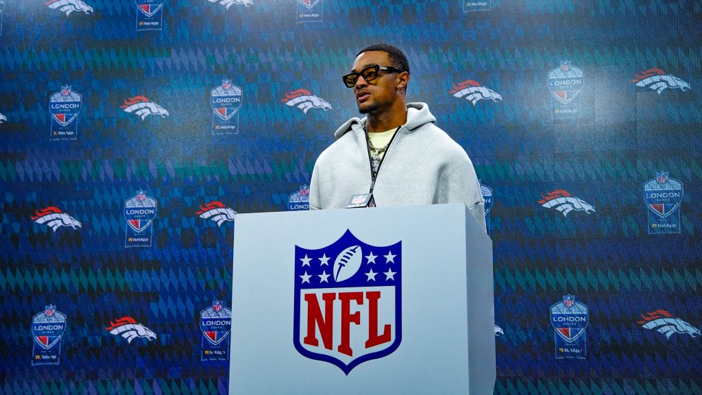Cornerback Pat Surtain II bei der offiziellen Pressekonferenz nach dem NFL London Game im Tottenham Hotspur Stadium.