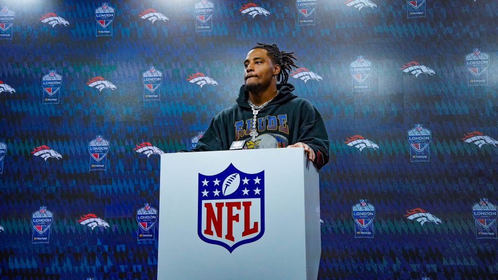 Nik Bonitto bei der offiziellen Pressekonferenz nach dem NFL London Game im Tottenham Hotspur Stadium.