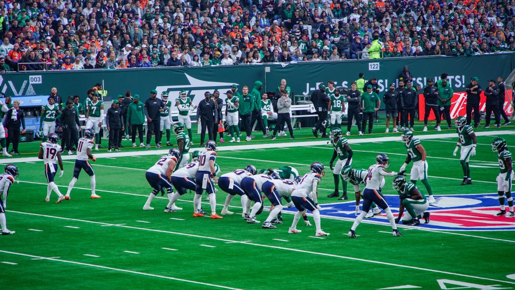 Bo Nix #10 und die Offense der Denver Broncos beim NFL London Game 2025 im Tottenham Hotspur Stadium gegen die New York Jets.