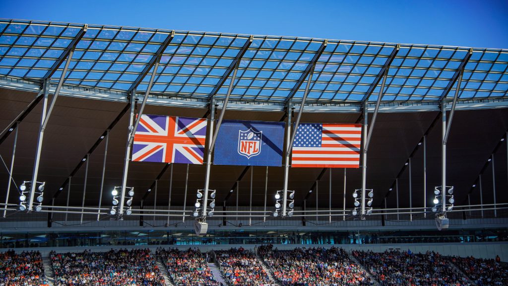 Blick auf den Union Jack und die Stars and Stripes beim NFL London Game im Tottenham Hotspur Stadium.