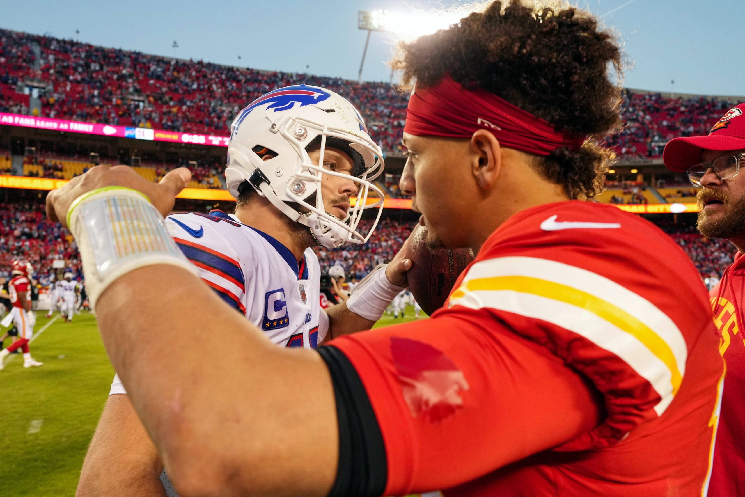 Josh Allen von den Buffalo Bills und Patrick Mahomes von den Kansas City Chiefs umarmen sich vor dem Spiel in NFL Week 9 – Symbol für Sportsmanship und Respekt