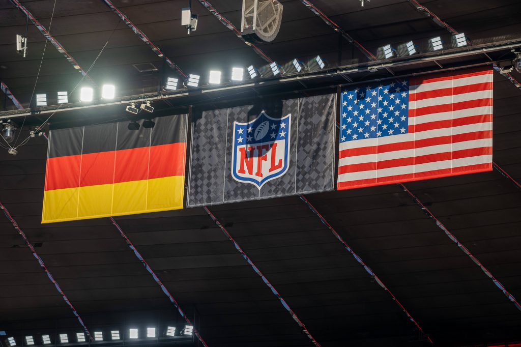 Deutschland- und USA-Fahne beim ersten NFL Deutschland-Spiel