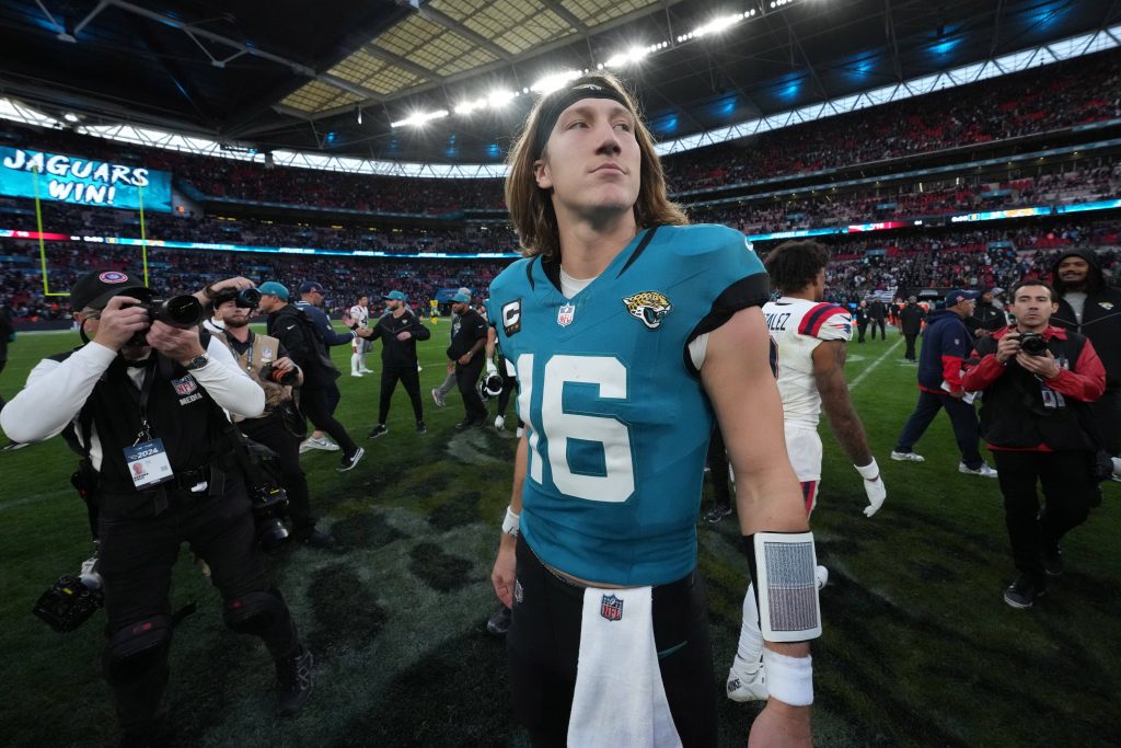 Trevor Lawrence #16 (Jacksonville Jaguars) NFL, American Football Herren, USA London Games-New England Patriots at Jacksonville Jaguars Oct 20, 2024; London, United Kingdom; Jacksonville Jaguars quarterback Trevor Lawrence (16) reacts after an NFL International Series game against the New England Patriots at Wembley Stadium. London Wembley Stadium England United Kingdom, EDITORIAL USE ONLY Copyright: xKirbyxLeex 20241020_szo_al2_0107