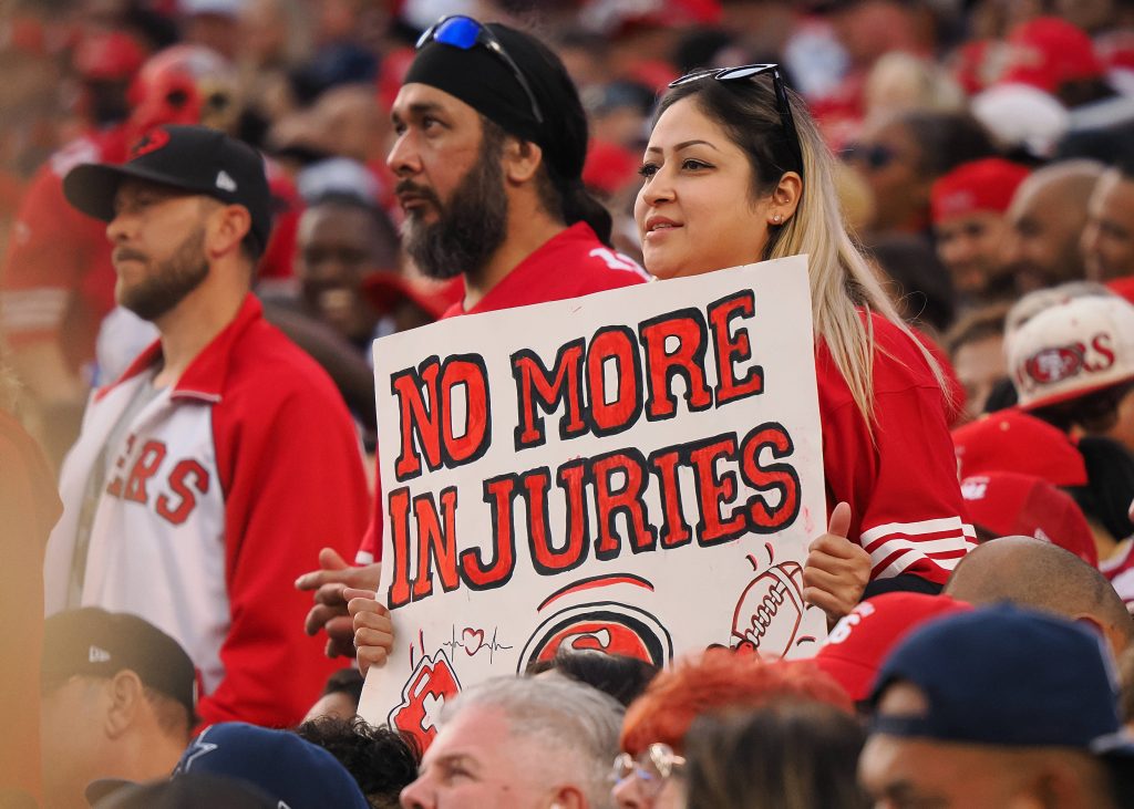 NFL, American Football Herren, USA Dallas Cowboys at San Francisco 49ers Oct 27, 2024; Santa Clara, California, USA; A San Francisco 49ers fan holds a sign reading no more injuries during the first quarter against the Dallas Cowboys at Levi s Stadium. Verletzungen begleiten die San Francisco 49ers seit Jahren und bleiben ein ständiges Problem für das Team.