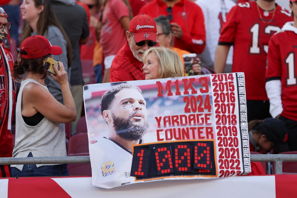 Ein begeisterter Tampa Bay Buccaneers Fan feuert Mike Evans an – mit Yardage Counter im Gepäck – beim packenden Saisonfinale 2024 gegen die New Orleans Saints.