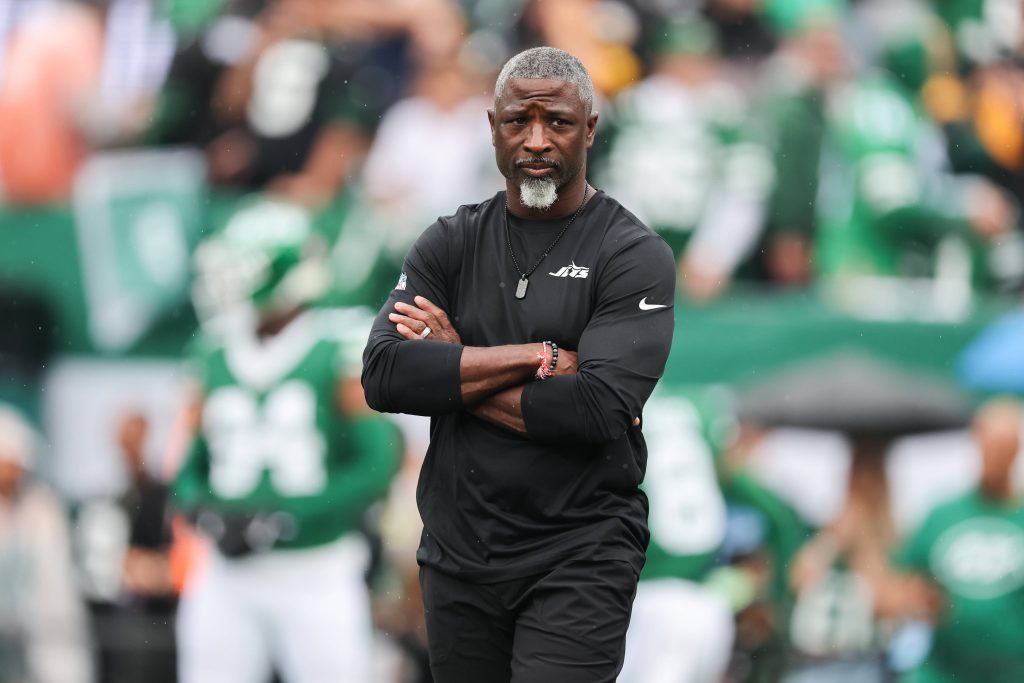 Aaron Glenn wirkt an der Seitenlinie gefasst, doch der Druck wächst: Der Rookie-Headcoach sucht weiter nach der Identität seiner New York Jets.