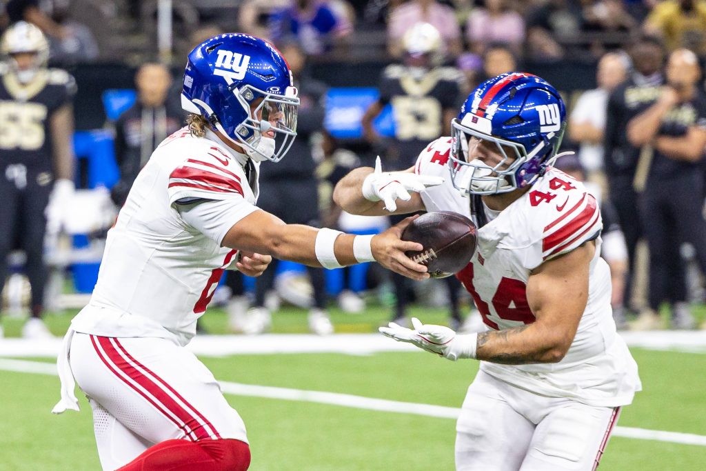 Jaxson Dart (links) und Cam Skattebo (rechts) von den New York Giants im Spiel gegen die Saints