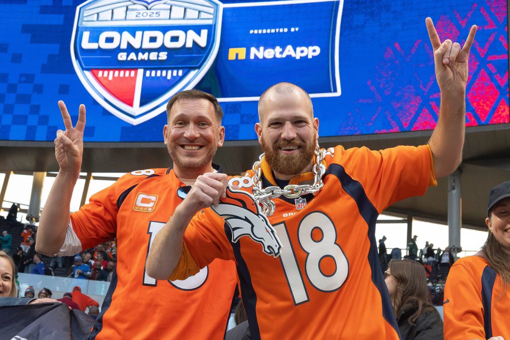 Feiernde Broncos-Fans im Tottenham Hotspur Stadium beim NFL London Game 2025 – Orange dominiert die Tribünen.