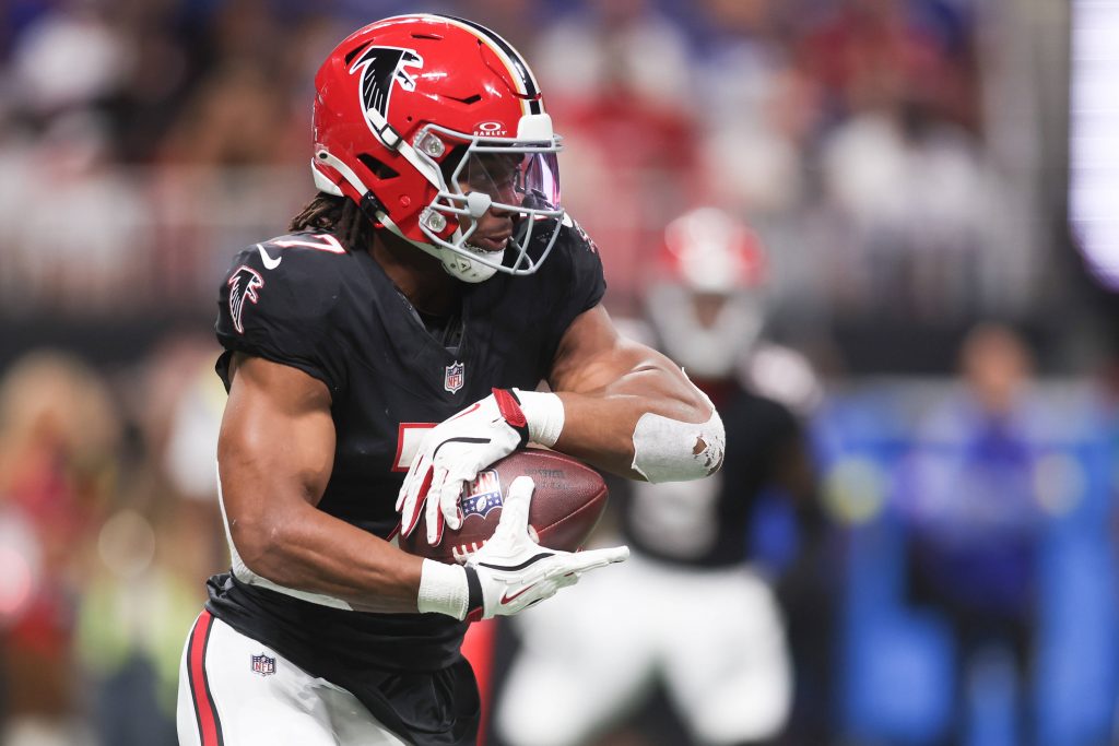 Bijan Robinson # 7 (Atlanta Falcons) in NFL Week 7 im Duell mit CMC