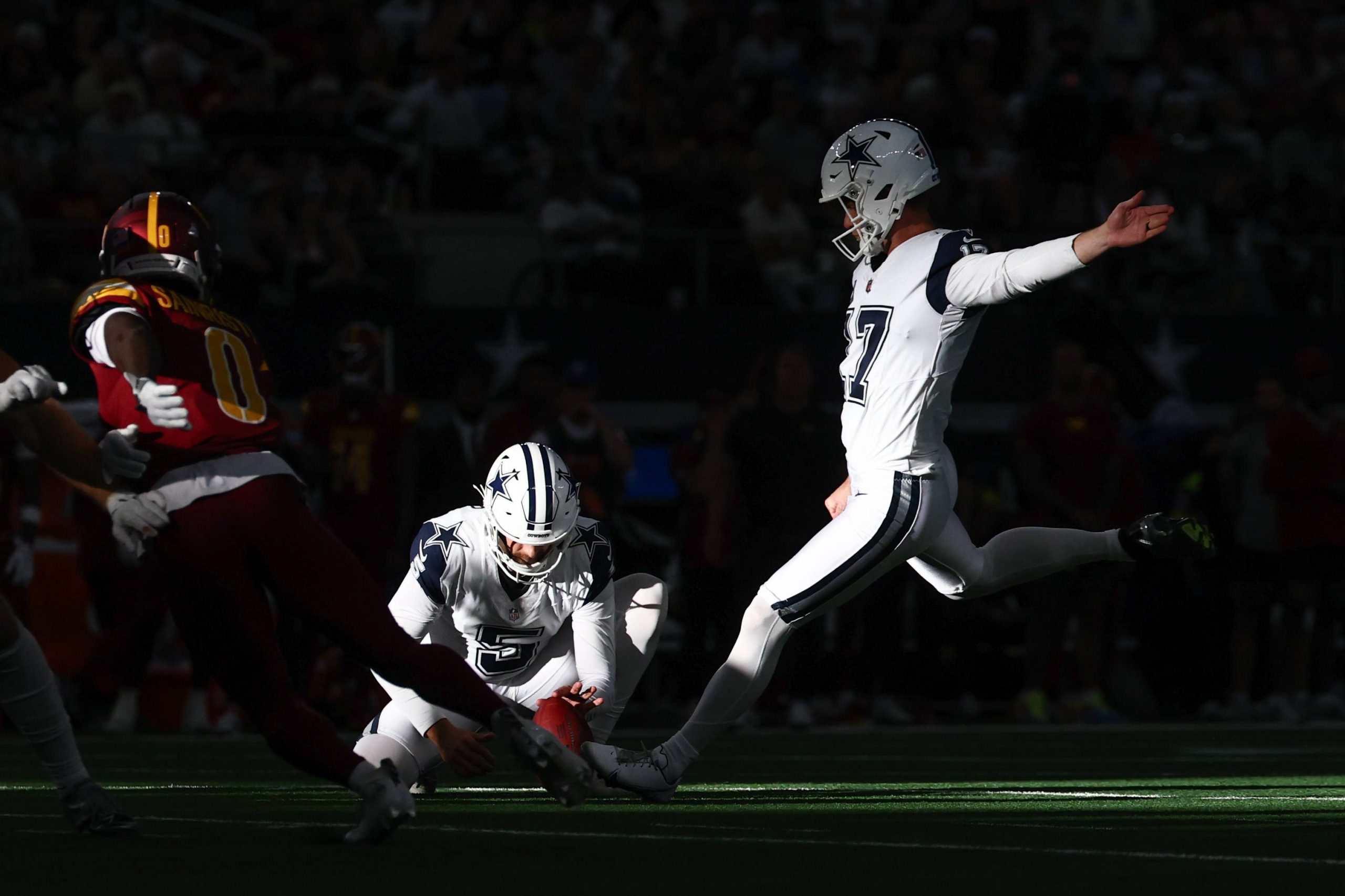 Brandon Aubrey #17 (Dallas Cowboys) beim erfolgreichen Field Goal aus über 60 Yards gegen die Washington Commanders – ein weiterer Eintrag in die NFL-Geschichtsbücher.