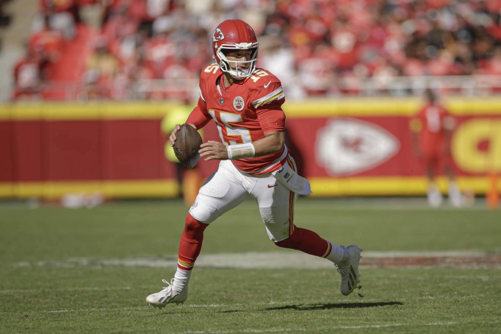 Durch den Sieg in NFL Week 7 haben Patrick Mahomes #15 und seine Kansas City Chiefs erstmals in dieser Saison eine positive Bilanz.