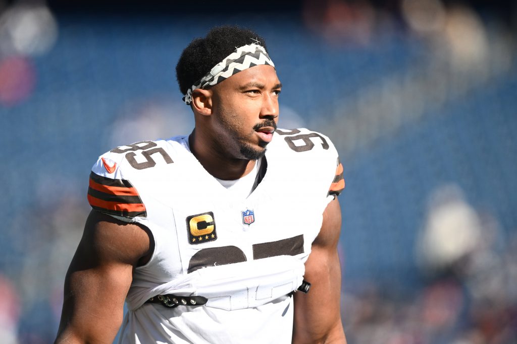 Cleveland Browns Star Myles Garrett feiert nach seinem historischen Fünf-Sack-Spiel in NFL Week 8 gegen die New England Patriots.