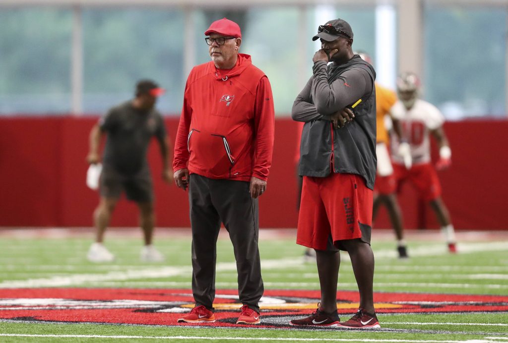 Bruce Arians (links) und Todd Bowles (rechts) während eines Trainings der Tampa Bay Buccaneers im Jahr 2019 – damals war Arians Head Coach und Bowles Defensive Coordinator.