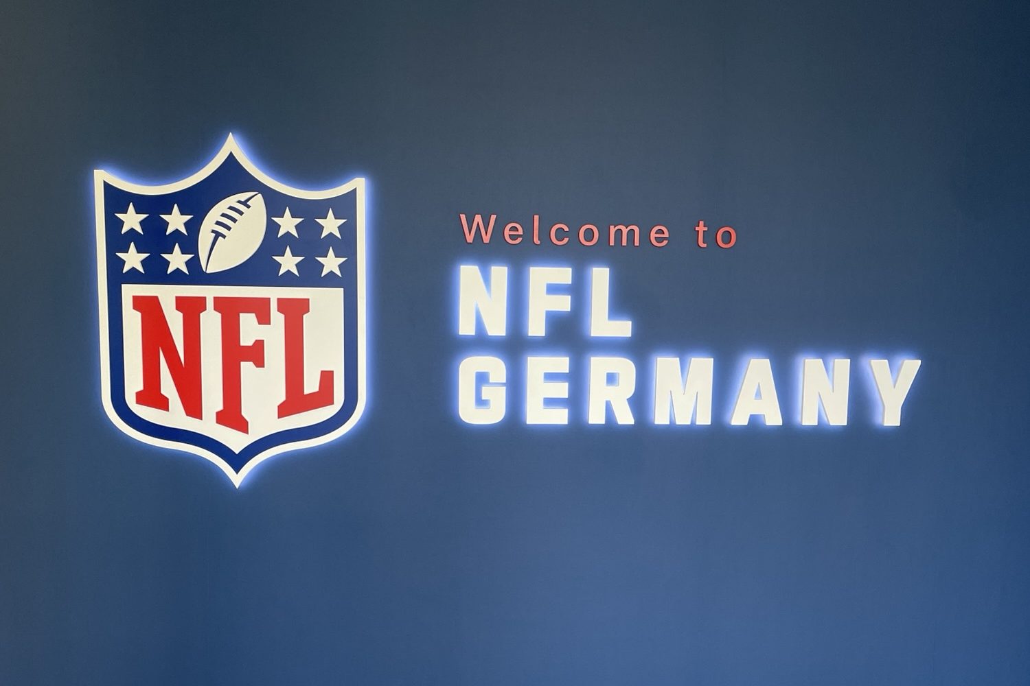 Welcome to NFL Germany Schriftzug mit NFL Logo aus dem NFL Headquarter in Düsseldorf