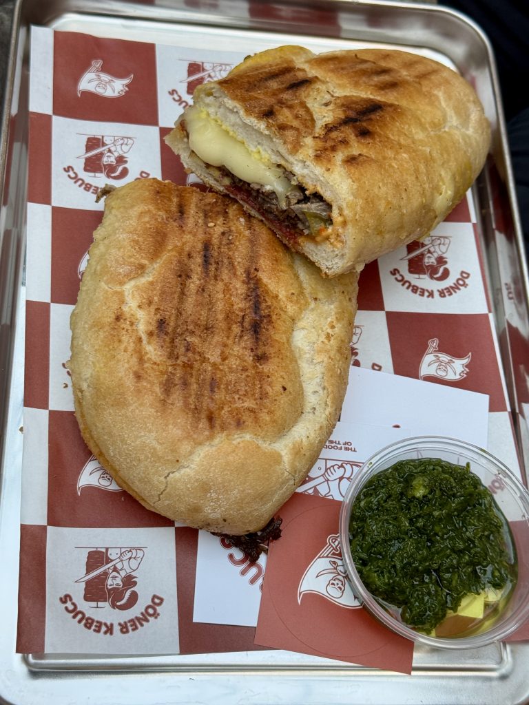 IMG 7601 Die Tampa Bay Buccaneers bringen mit dem „Döner KeBucs“ Football und Berliner Streetfood zusammen – mehr dazu in unserem NFL Berlin Döner Artikel!