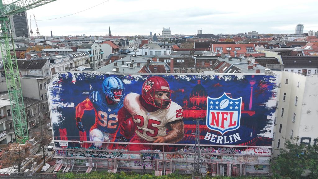 Das rund 1.000 m² große NFL Mural am Bahnhof Savignyplatz mit Björn Werner in Colts-Uniform und dem Berliner Bären im Football-Look.