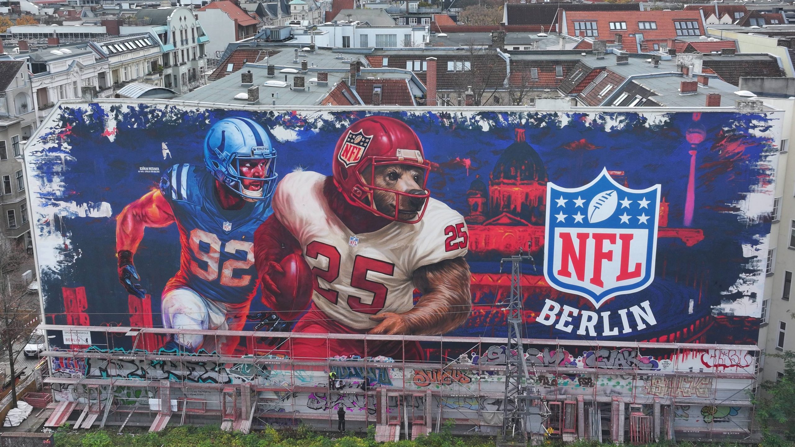 Das rund 1.000 m² große NFL Mural am Bahnhof Savignyplatz mit Björn Werner in Colts-Uniform und dem Berliner Bären im Football-Look.