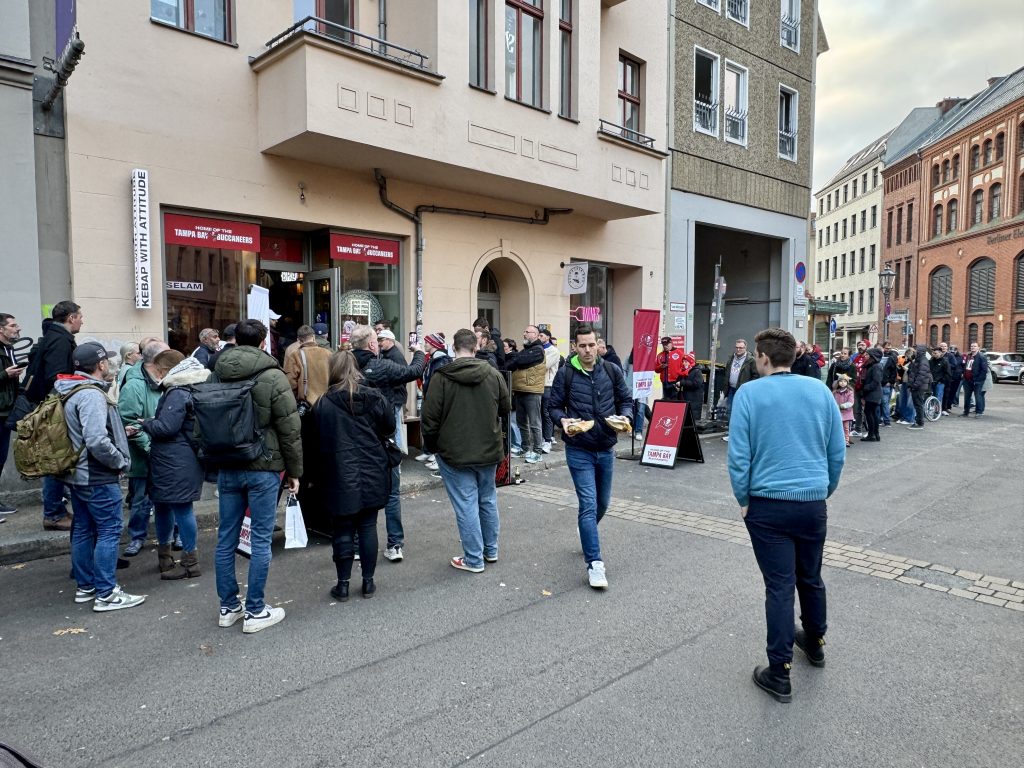 Schlange Doener Die Tampa Bay Buccaneers bringen mit dem „Döner KeBucs“ Football und Berliner Streetfood zusammen – mehr dazu in unserem NFL Berlin Döner Artikel!