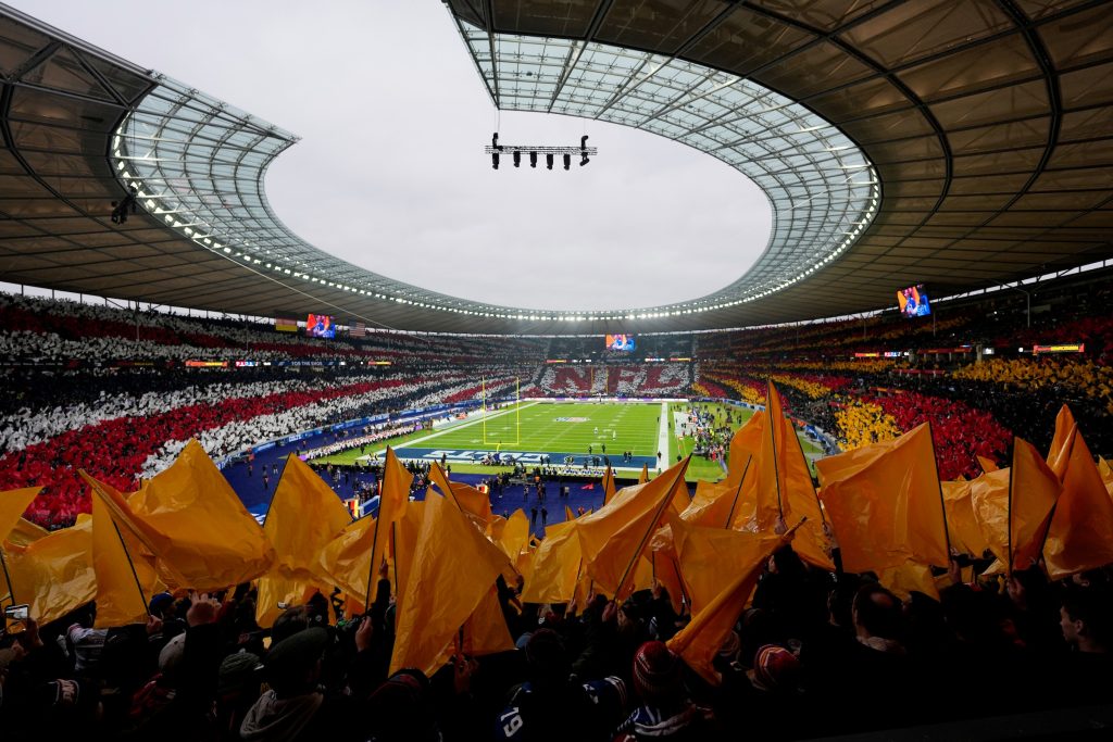 Beeindruckende Choreo beim NFL Deutschland-Spiel 2025 im Berliner Olympiastadion – die Fans sorgen für Gänsehautstimmung vor dem Kickoff.