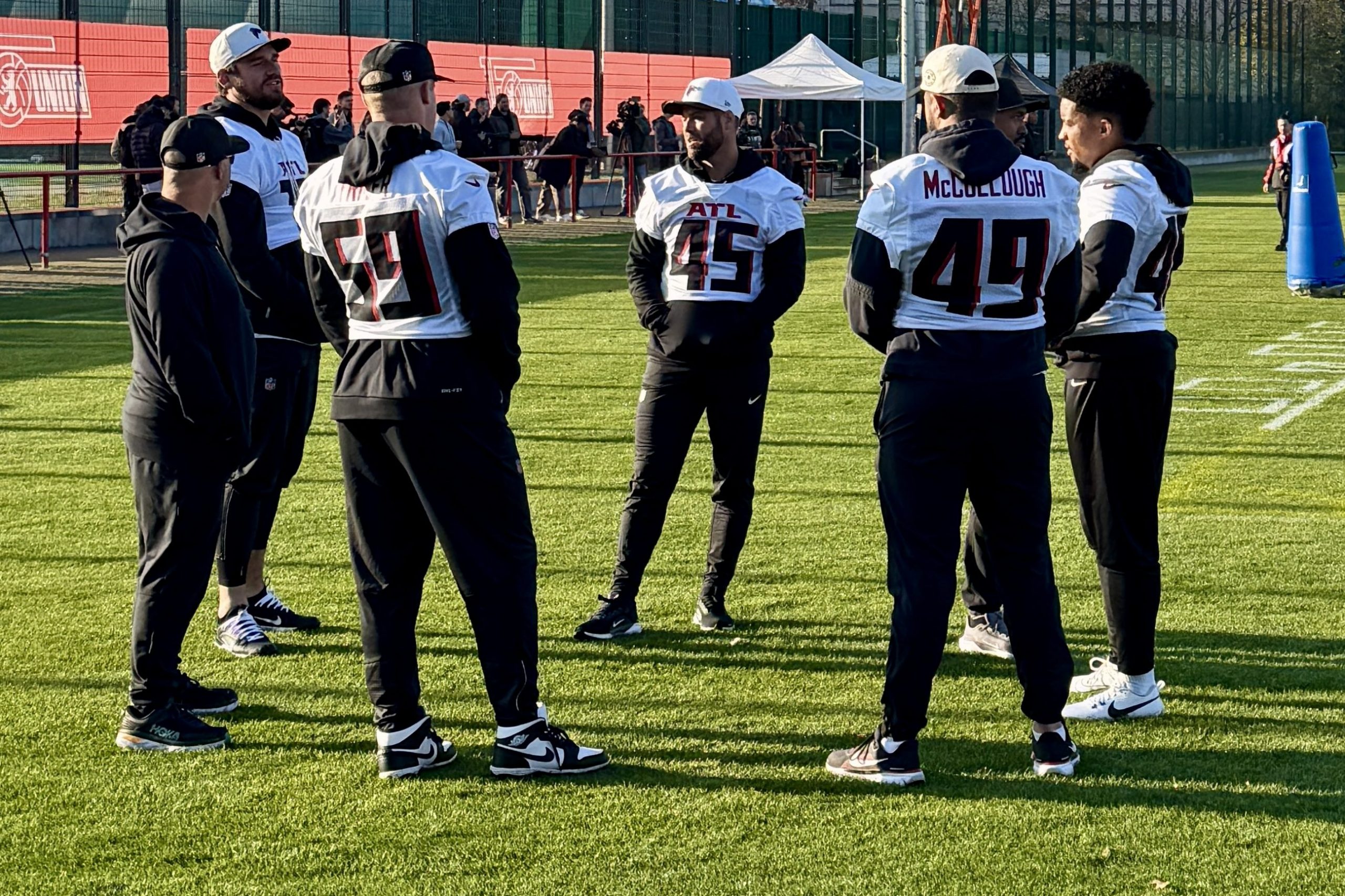 So läuft ein NFL-Trip nach Europa: Falcons und Colts im Berlin-Modus – von Anreise über Training bis Game Day im Olympiastadion.