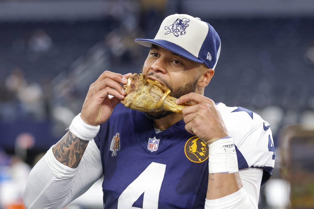 Dak Prescott #4 (Dallas Cowboys) feiert stilecht mit einem Turkey Leg – ein echter Thanksgiving-Moment. Übernehmen die Cowboys auch in NFL Week 13 wieder die Feiertags-Show?