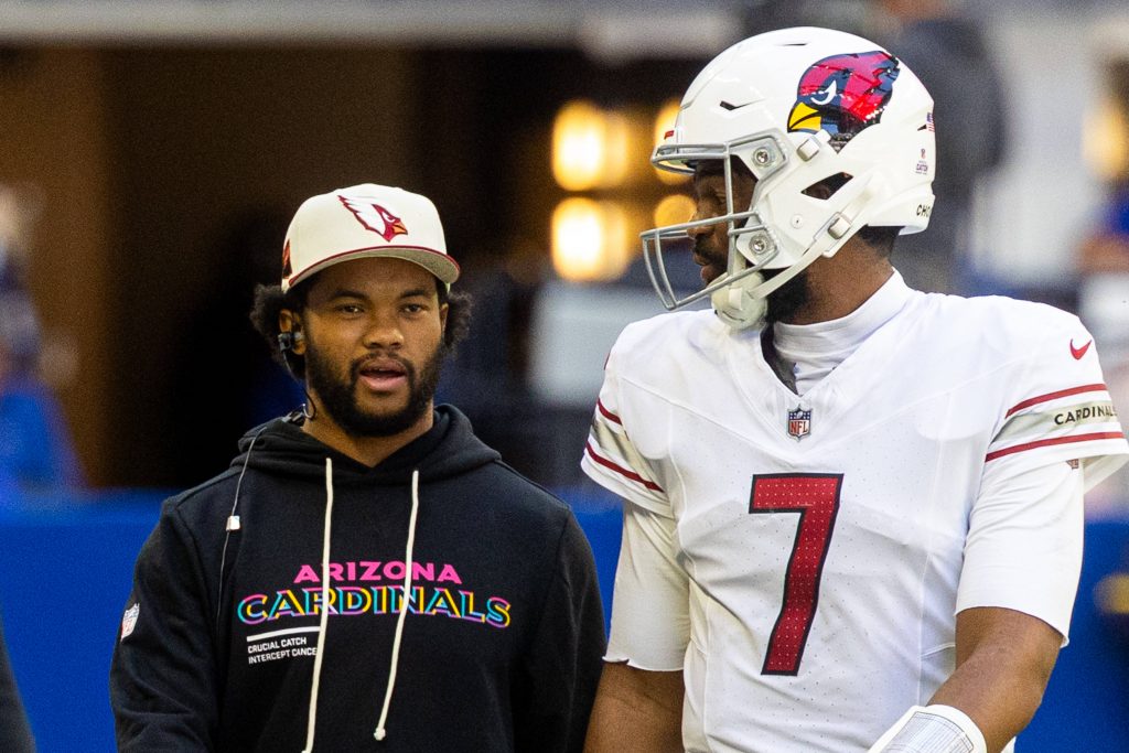 Kyler Murray (links) mit dem aktuellen Quarterback Jacoby Brissett (rechts).