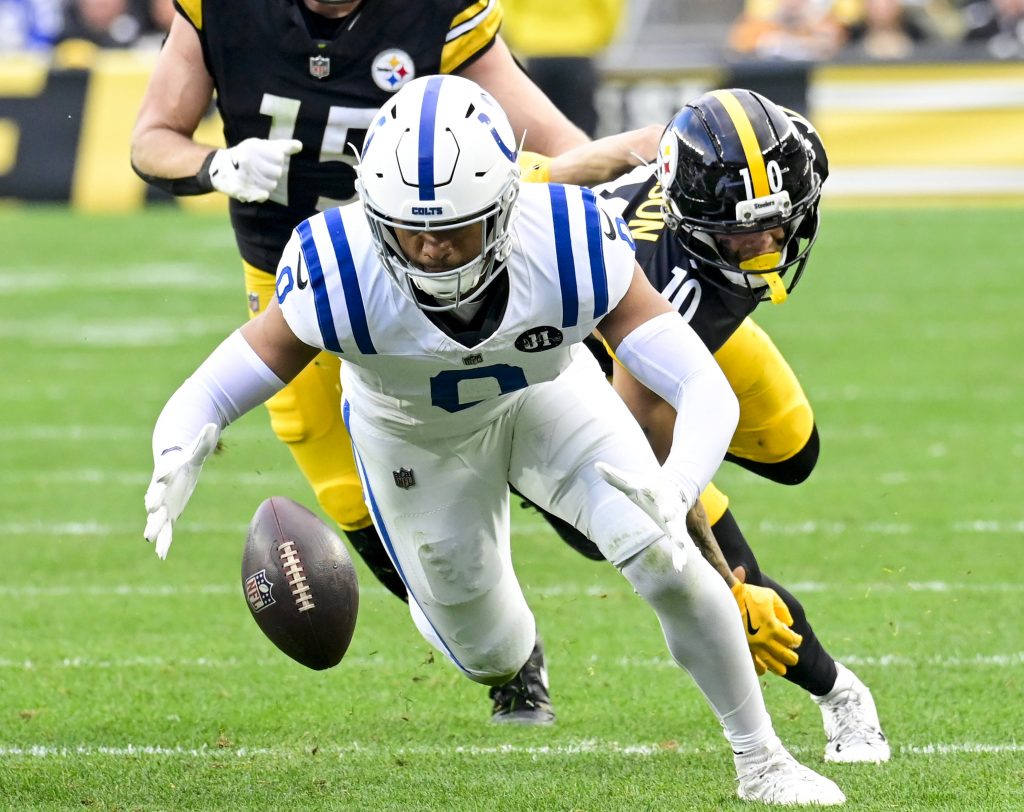Colts-Quarterback Daniel Jones verliert den Ball im Spiel gegen Pittsburgh – keine ideale Generalprobe vor dem NFL Berlin Game.
