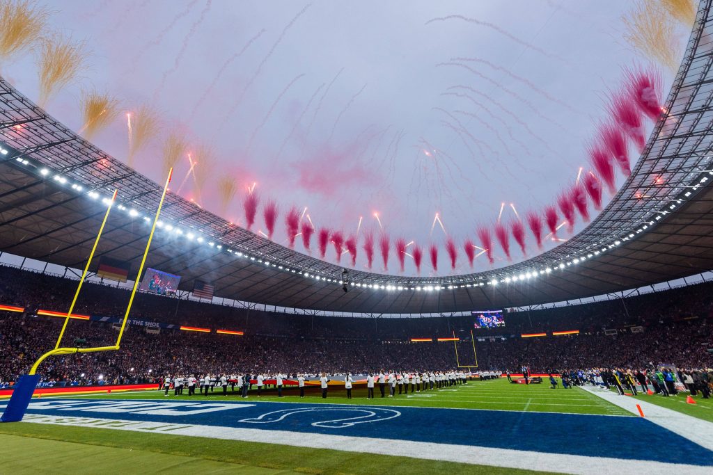 Feuerwerk nach der deutschen Hymne, Indianapolis Colts vs. Atlanta Falcons - NFL Berlin Game 2025
