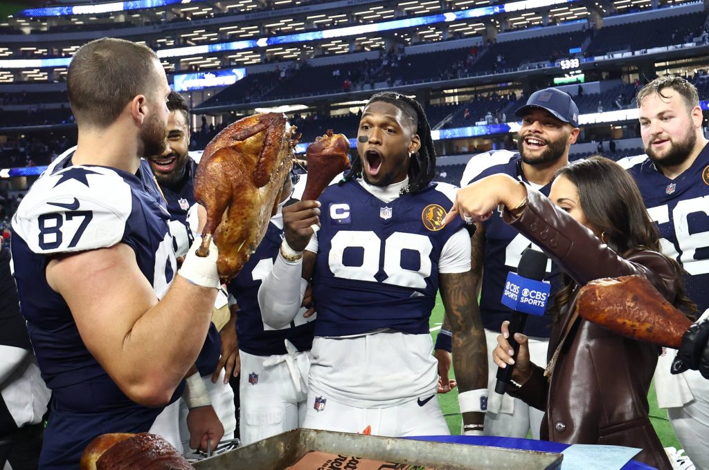 Turkey Time! Cowboys-Spieler feiern ihren NFL Thanksgiving-Sieg gegen die Chiefs nach alter Tradition mit dem Truthahn.