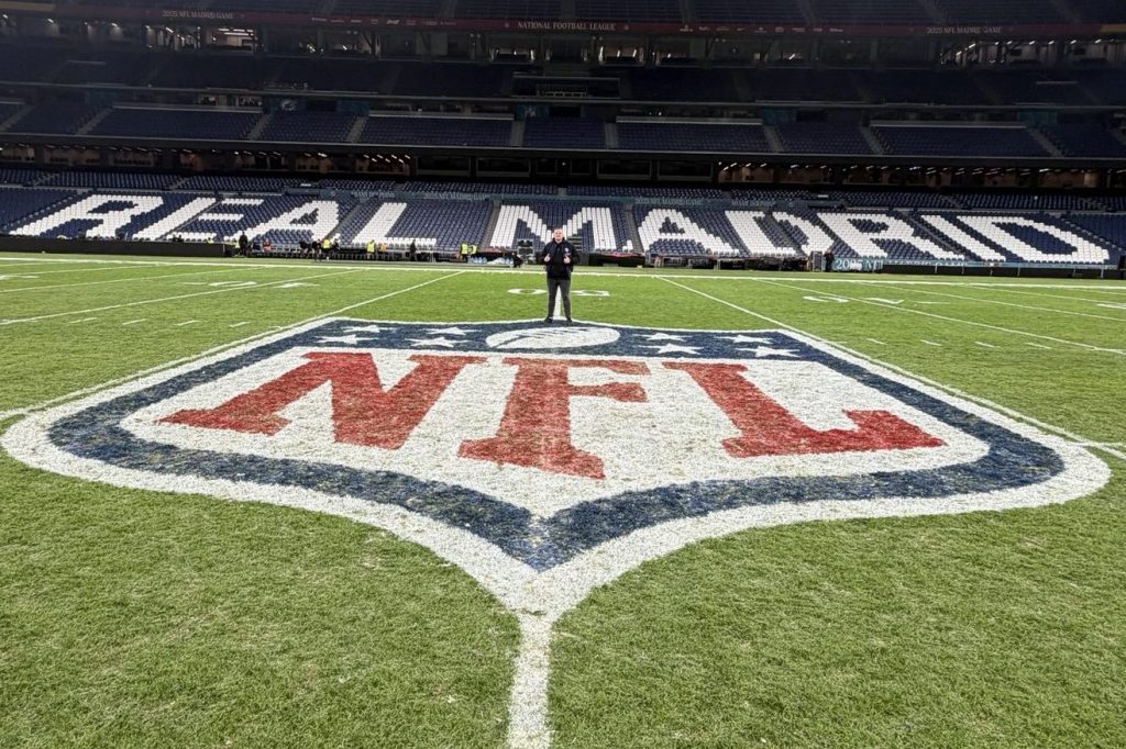 Nic von Couch Quarterback auf dem heiligen Rasen des Santiago Bernabéu beim NFL Madrid Game 2025